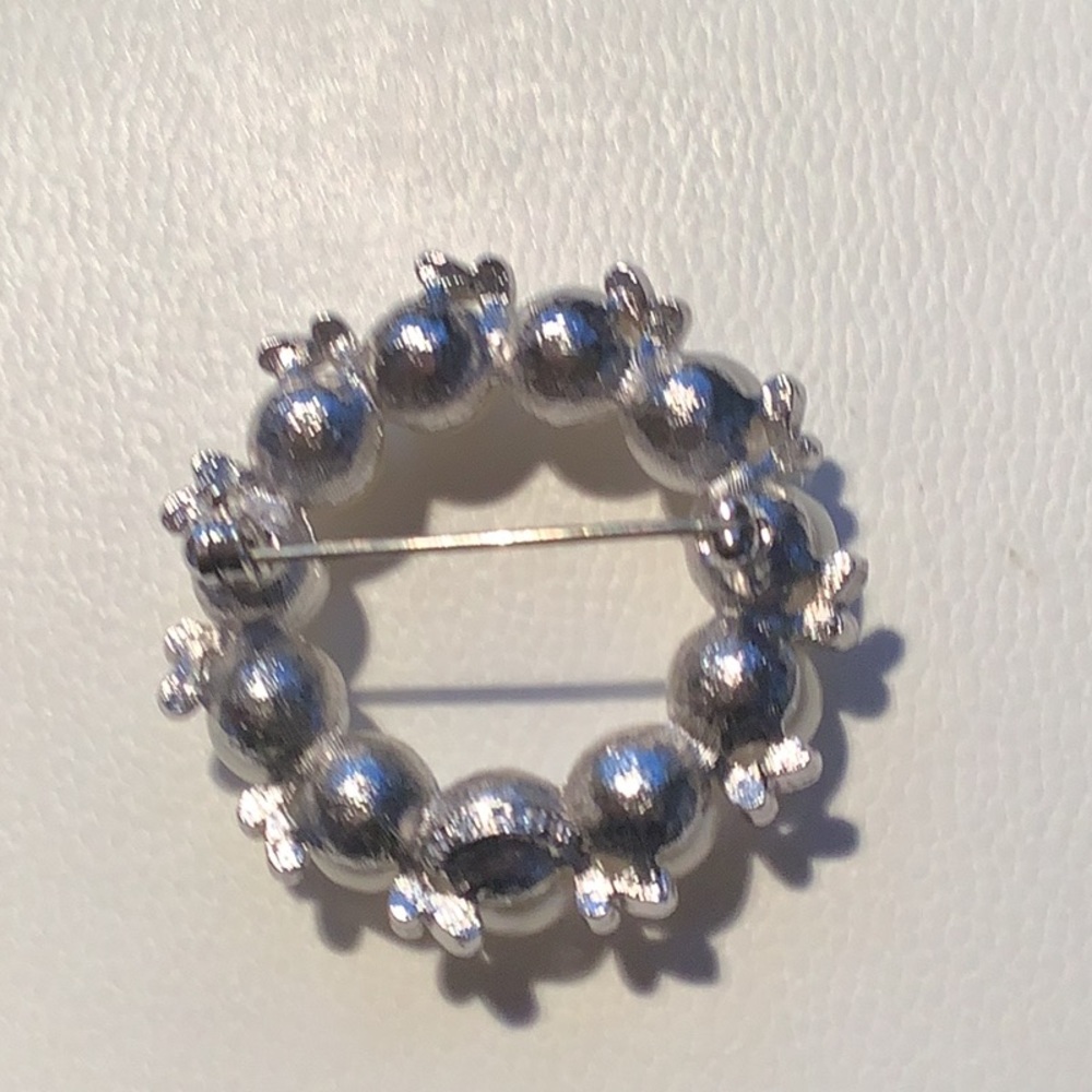 RICHELIEU Silvertone Rhinestn/Faux Pearl Oval Pin - Picture 2 of 4